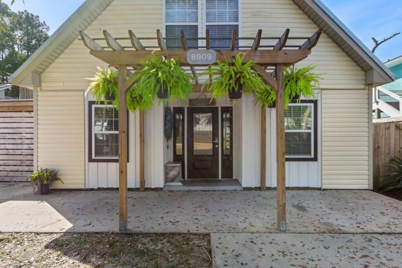Holiday home Seaside Serenity: Coastal Beach Home with Outdoor Living Panama City Beach